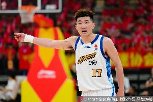 犯规比得分多！孙铭徽半场2中1仅拿2分2板2助 2失误&3犯规