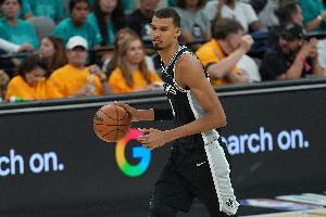魔术师发推：恭喜文班亚马捧起魔术师约翰逊杯 成为新科西决MVP