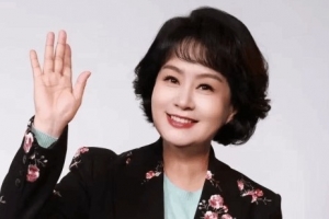 鞠萍姐姐今日正式退休：42年荧屏生涯零失误 8090后记忆集体落幕
