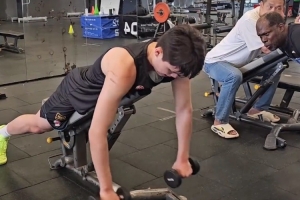 杨瀚森最新特训视频 身形见瘦 更加灵活了