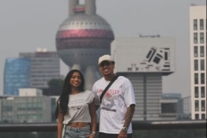 克雷桑与女友同游上海，两人与东方明珠合影还在健身房健身