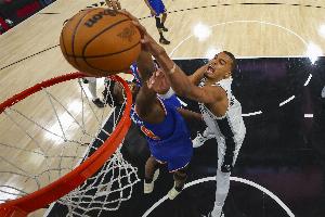 官方：米切尔·罗宾逊G2对文班犯规被吹的技术犯规已被撤销