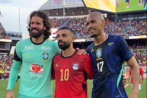 老友相见！萨拉赫与法比尼奥、阿利松赛后聊天并合影